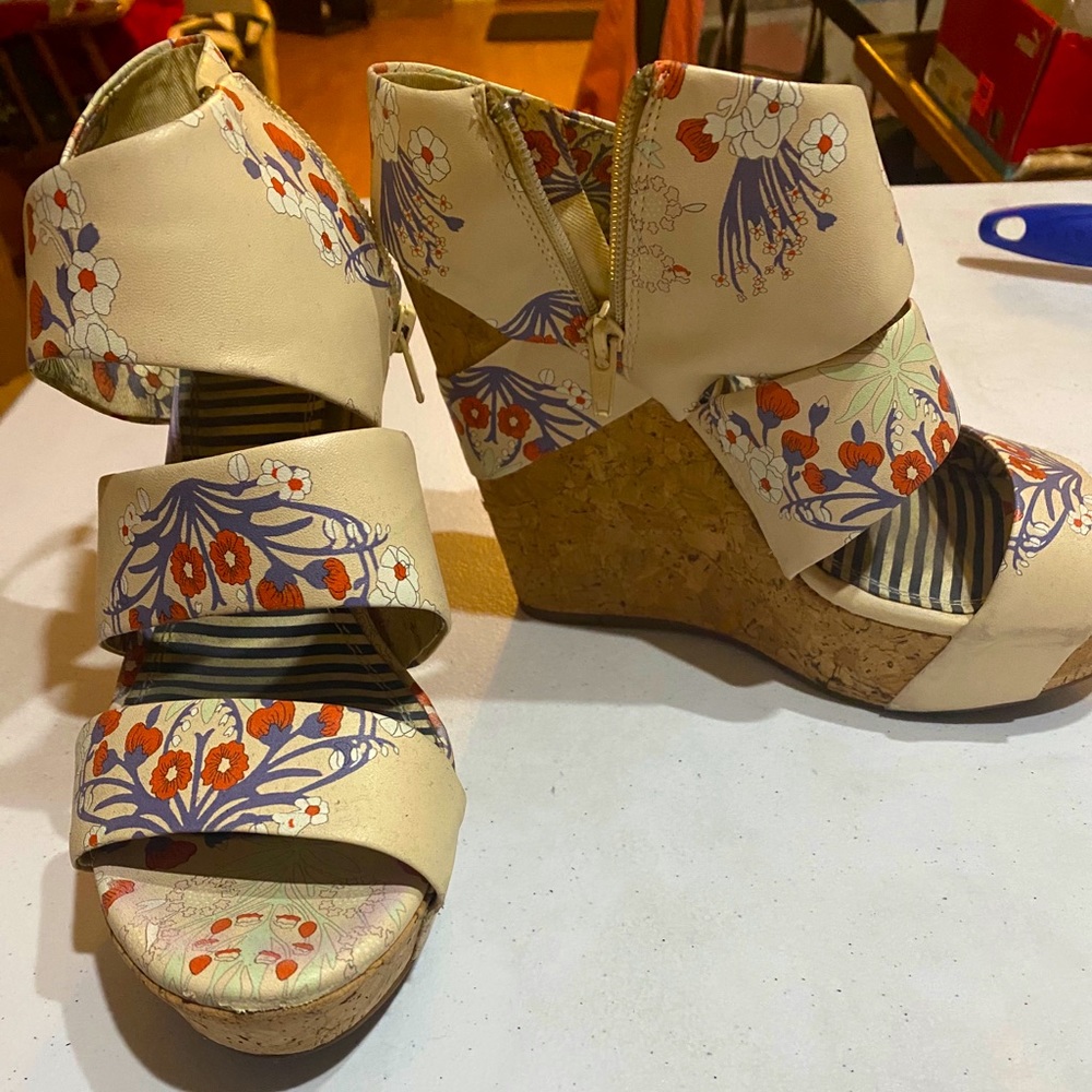 Gianni Bini Wedges great condition